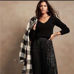 NWT Banana Republic • Wide V-Neck Sweater